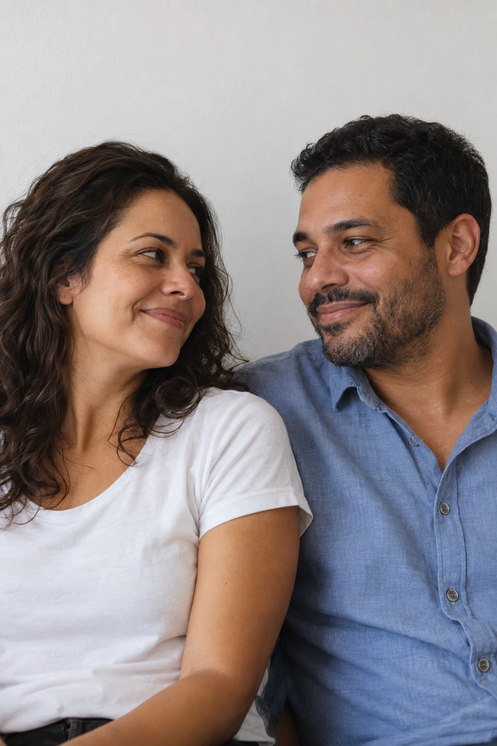 Casal compartilhando um momento tranquilo de cumplicidade