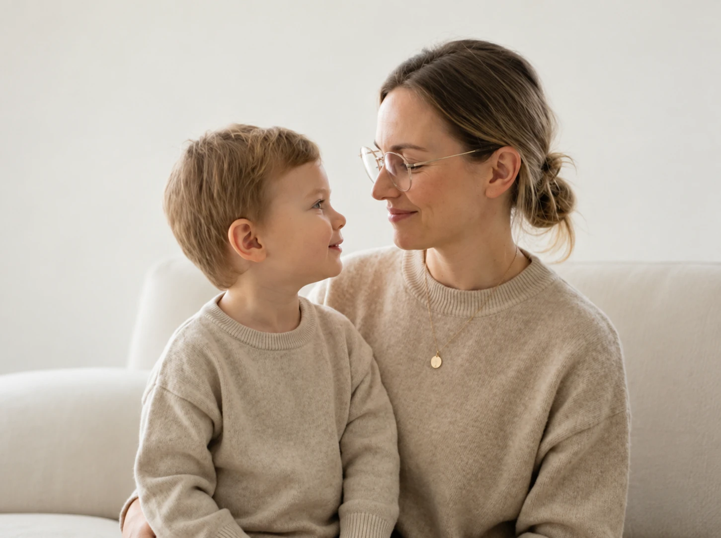 Mãe e filho se olhando de perto